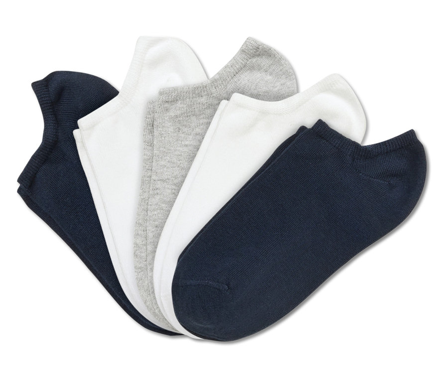 Öt pár zokni közeli képe sötétkék, fehér és szürke színben.