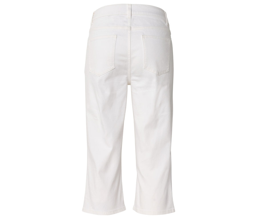 Hátulnézet egy fehér, egyenes szárú farmernadrágról.
