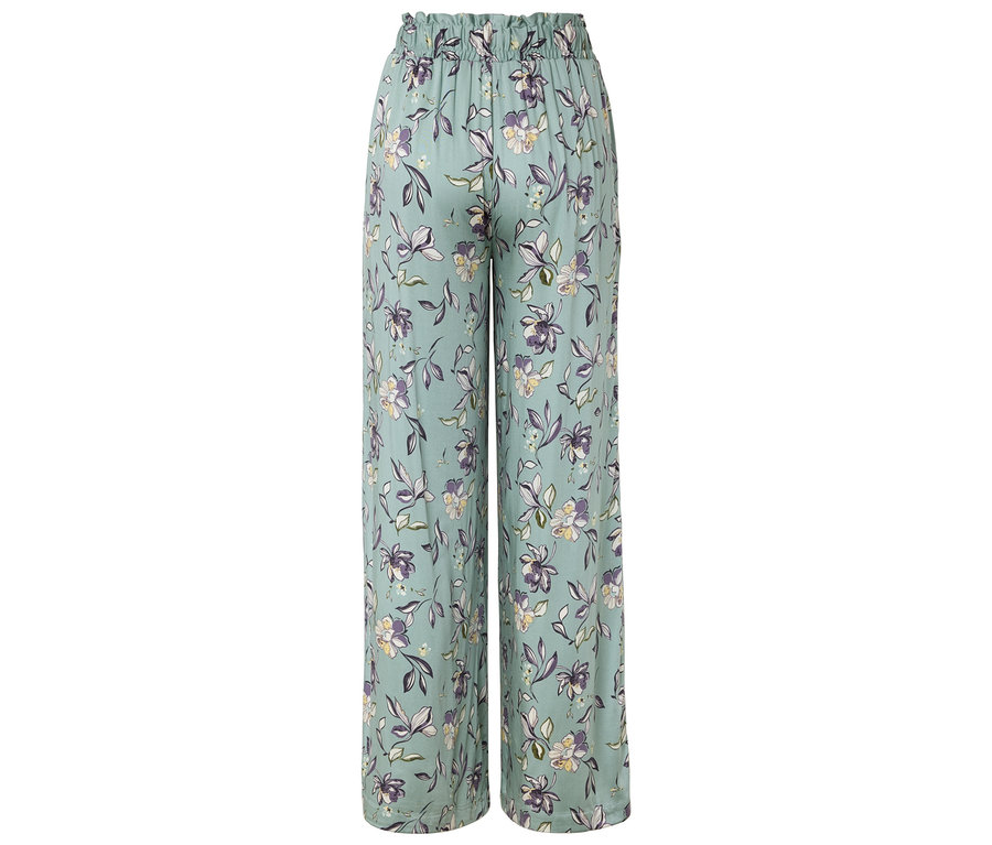 Világoskék, virágmintás, bő nadrág, hátulról.
