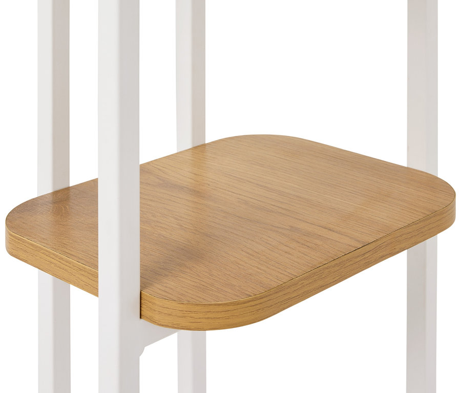 Egy polc közeli képe fa deszkával és fehér kerettel.