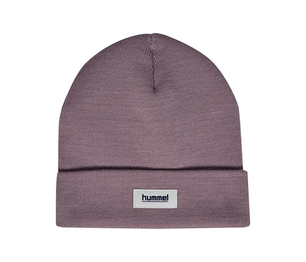 hummel® »HMLJR Knit Beanie«, lila. Lila kötött sapka felhajtott szegéllyel és fehér hummel® logócímkével.