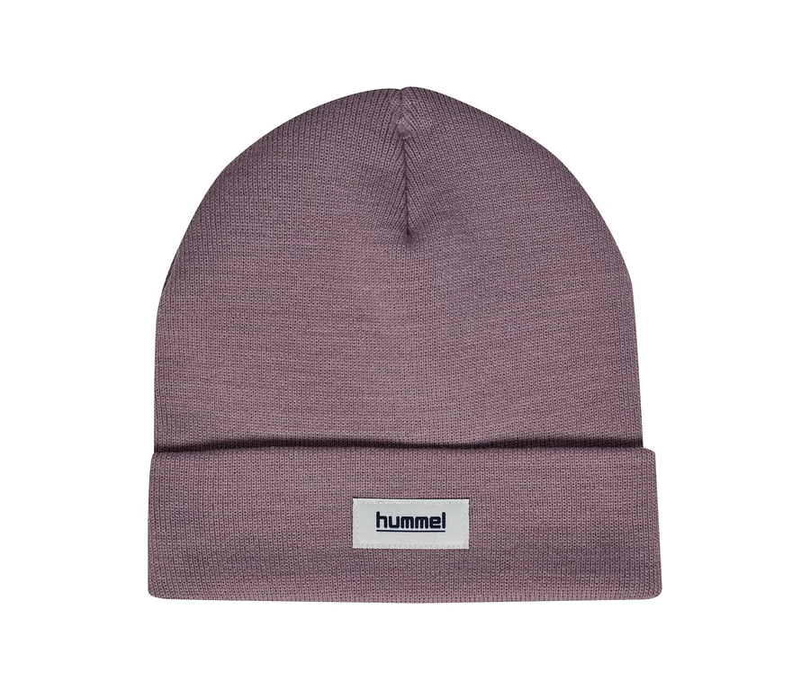 hummel® »HMLJR Knit Beanie«, lila. Lila kötött sapka felhajtott szegéllyel és fehér hummel® logócímkével.