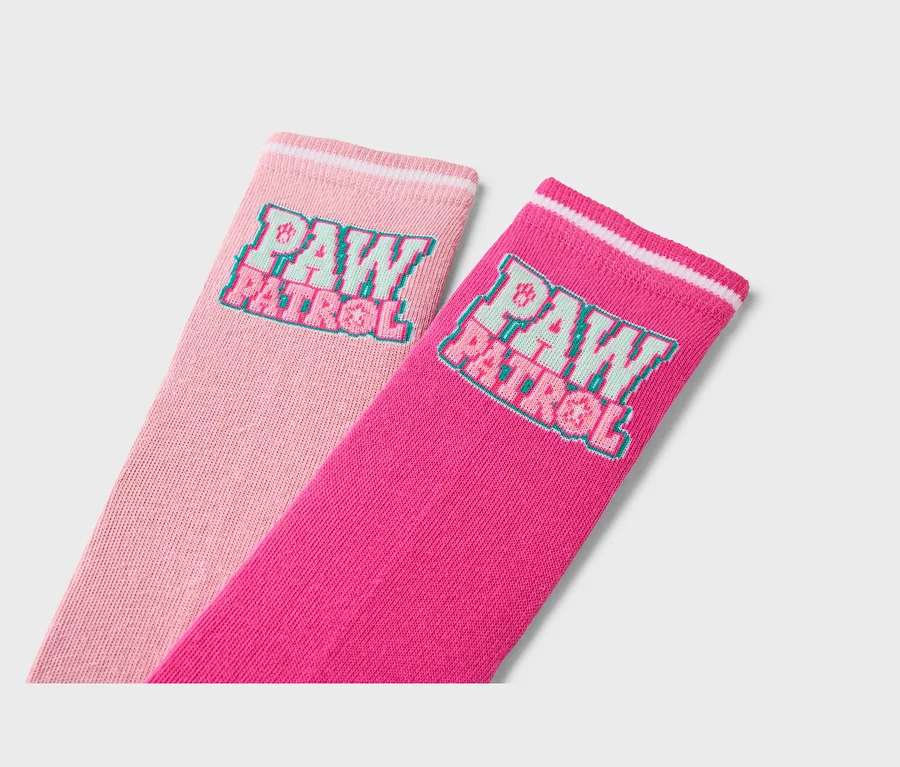 Két pár Paw Patrol logós zokni közeli képe, az egyik rózsaszín, a másik pink.