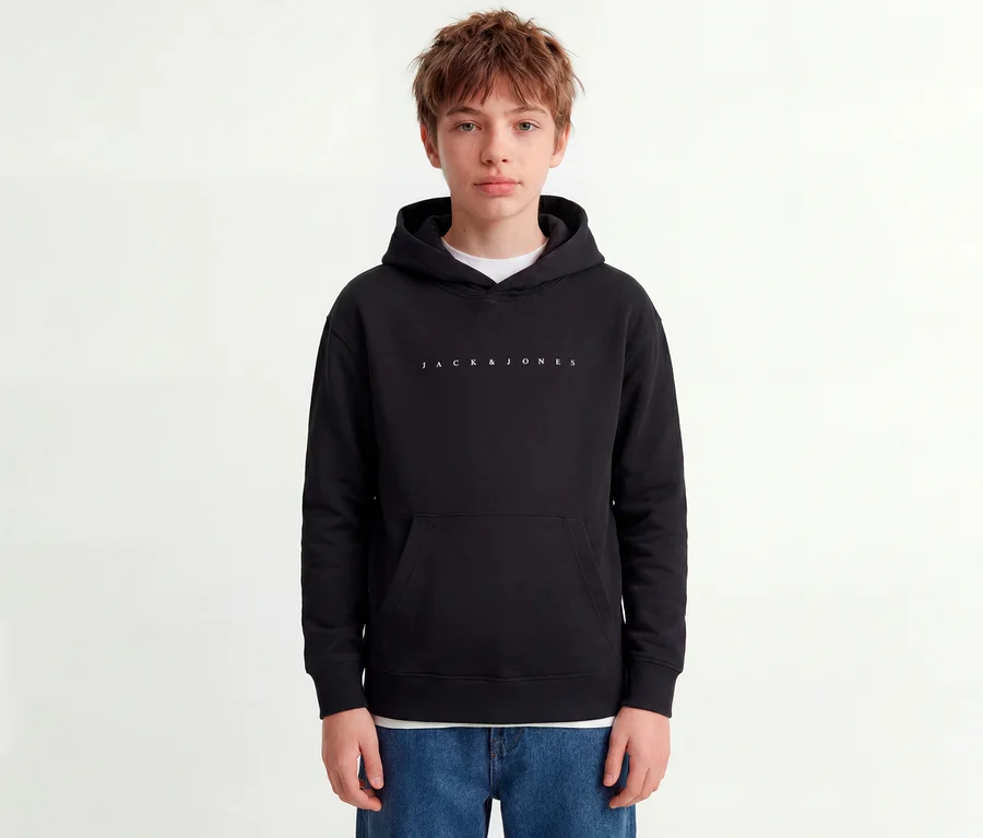 Fiatal személy fekete Jack&Jones Star kapucnis szabadidőfelsőt visel fehér logóval és kék farmernadrágot.