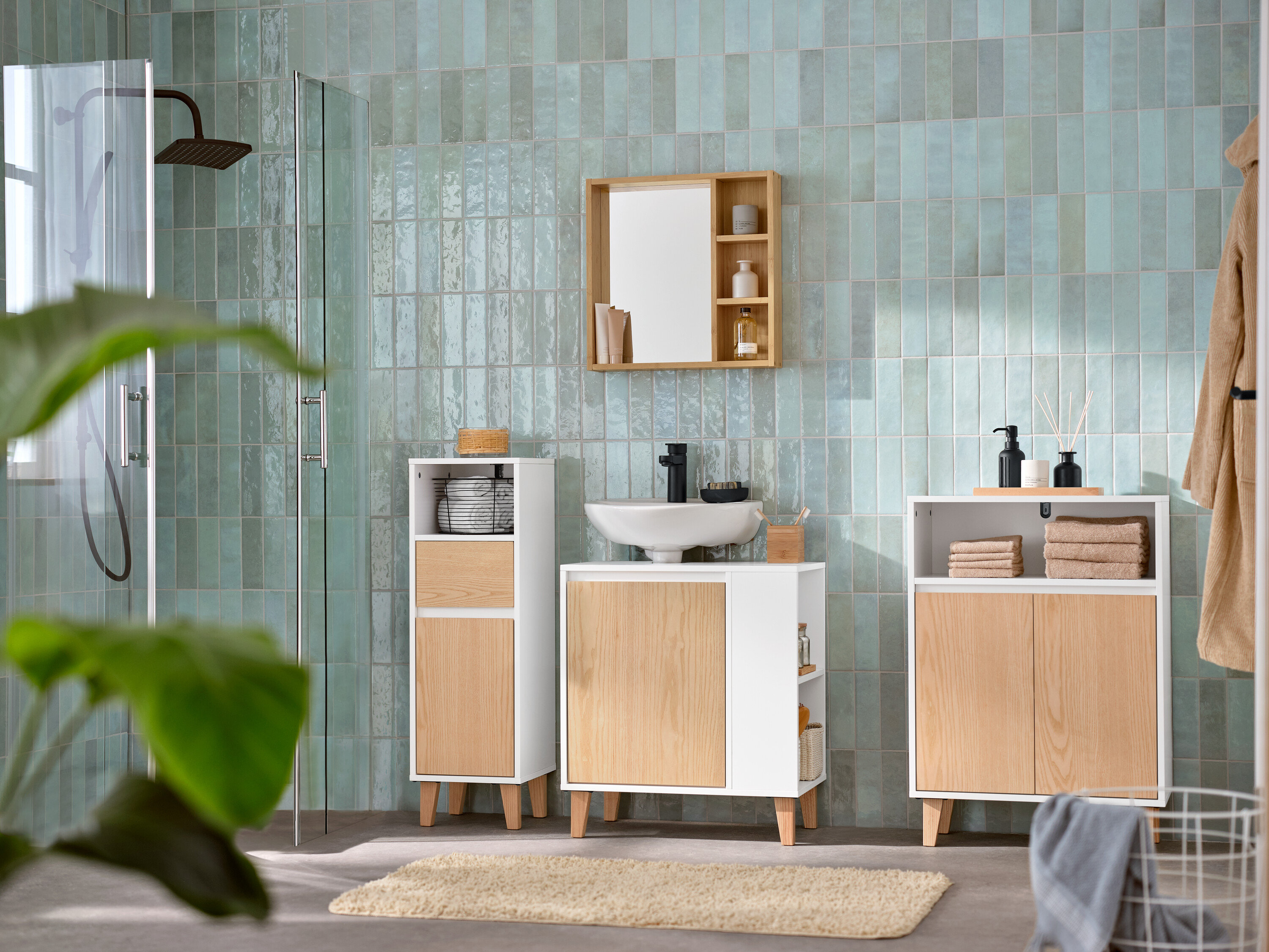 Fürdőszoba mosdó alatti szekrénnyel, 1 ajtós, fehér/fa, fürdőszobai tükör polcokkal, fürdőszobai komóddal, 2 ajtós, fehér/fa és fürdőszobai kisszekrénnyel, fehér/fa.