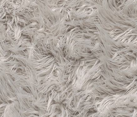 Közelkép egy szürke műszőrme takaróról.