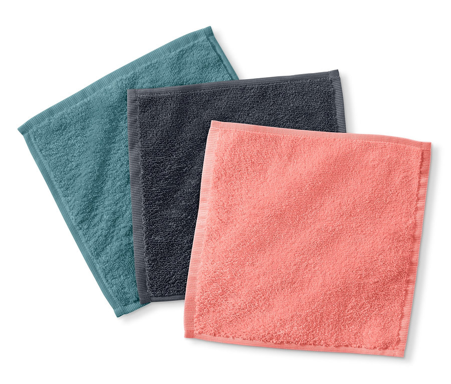 Három mikroszálas kozmetikai kendő kék, szürke és korall színekben fehér háttéren.