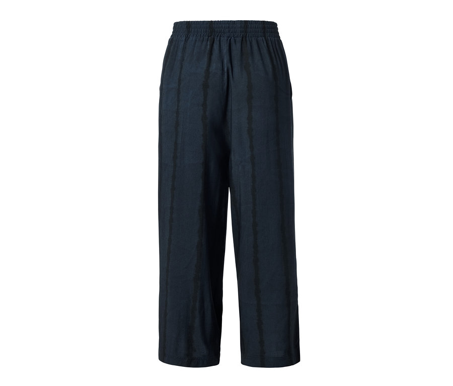 Egy batikolt női 3/4-es bőszárú nadrág.