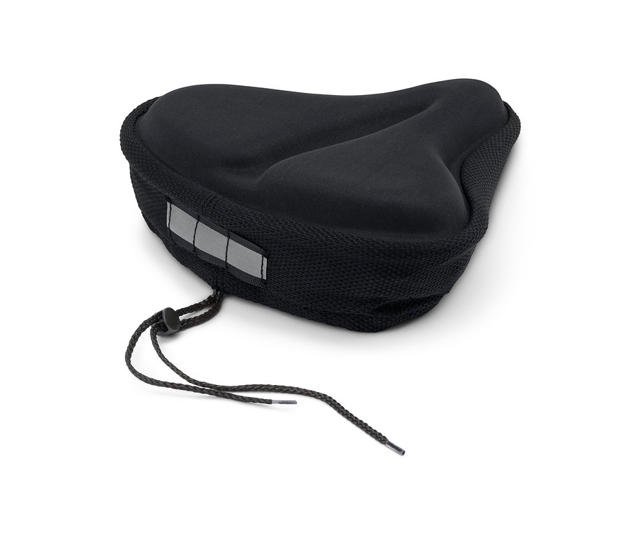 Egy fekete kerékpáros nyereghuzat memóriahabbal fekszik egy fehér háttéren.