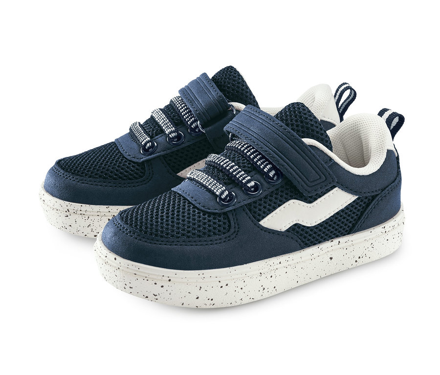 Két sneaker cipő fehér háttérrel.