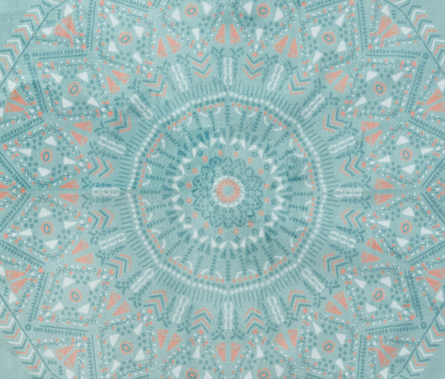 Közeli kép egy XL-es, kék mandala mintás pikniktakaróról.