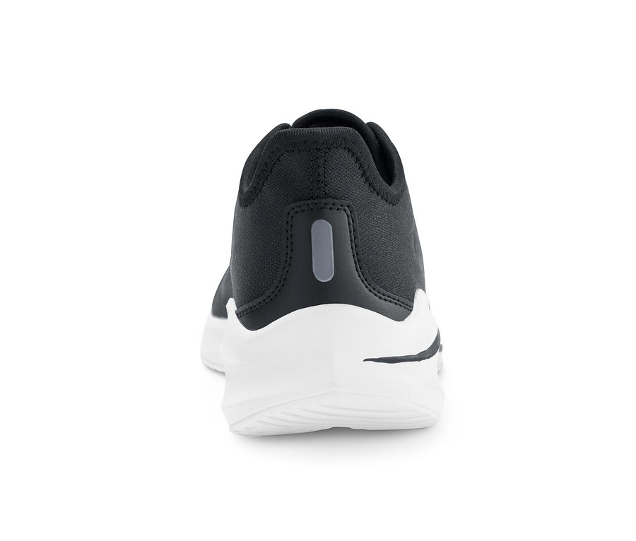Egy fekete női sneaker cipő hátulnézete.