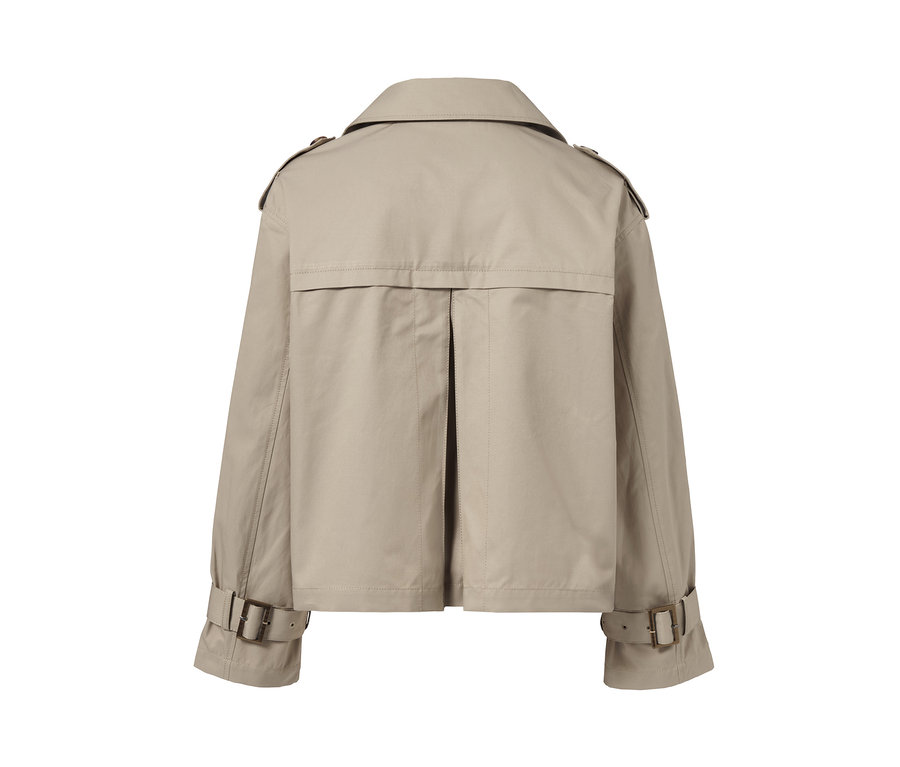 Egy bézs színű női rövid ballonkabát hátsó részletének fényképe.