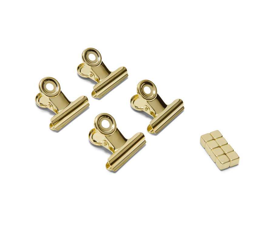 Négy arany mágneses csipesz és egy hűtőmágnes készlet fehér háttéren.