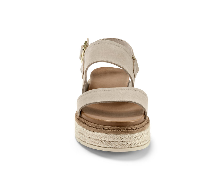Egy bézs színű, bőr platform szandál részlete.