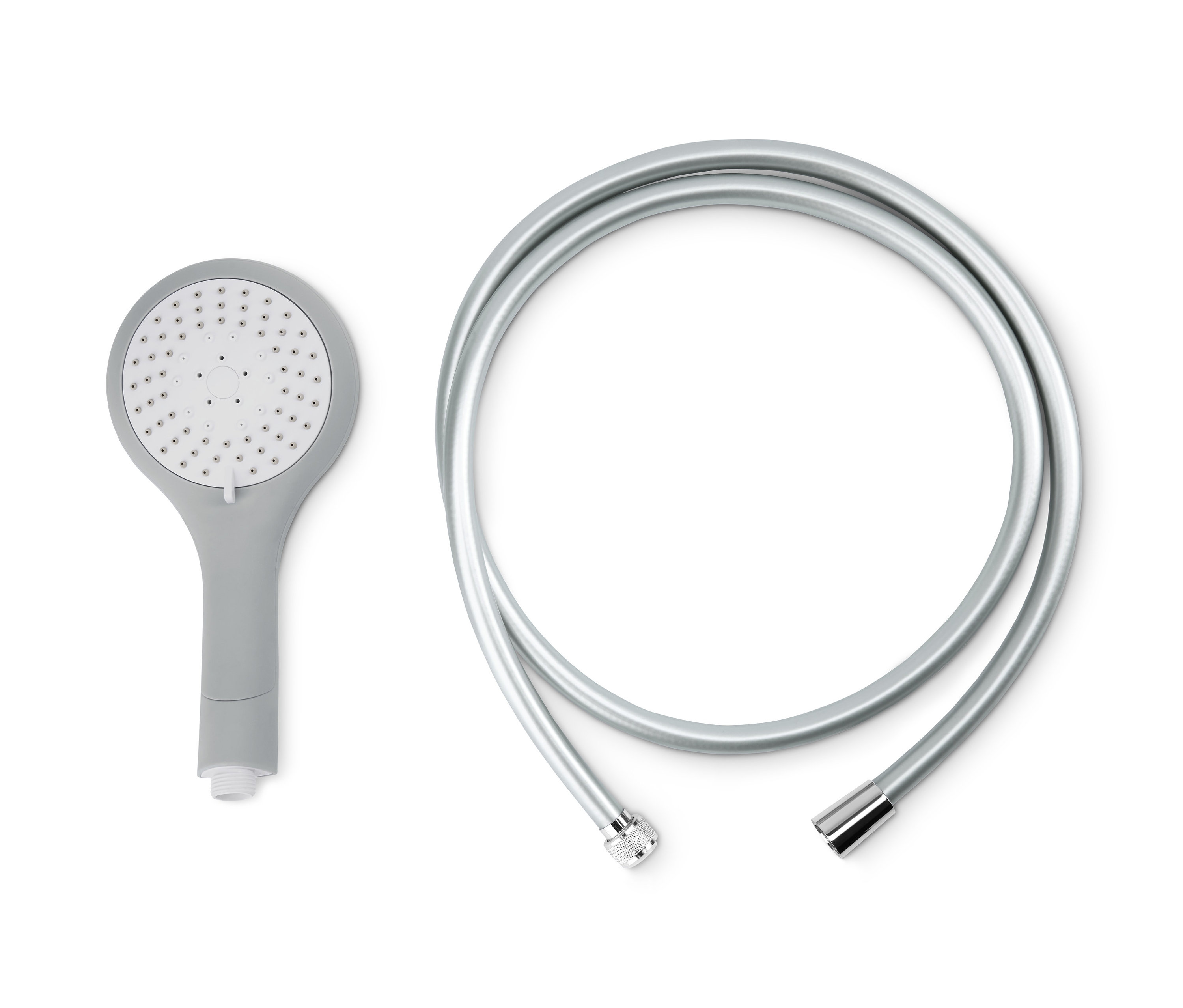 Egy szürke zuhanyfej és egy ezüst színű tömlő fekszik egy fehér háttéren.