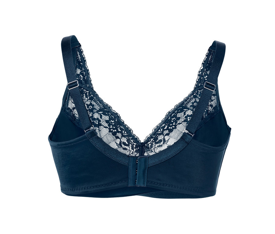 Egy női puha, csipkés, sötétkék melltartó részletes képe hátulról.