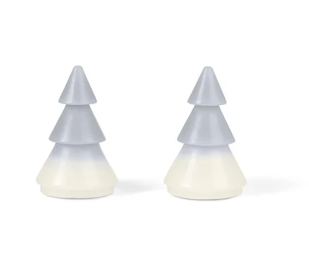 Két LED-es valódi viaszfenyő látható fehér háttéren.