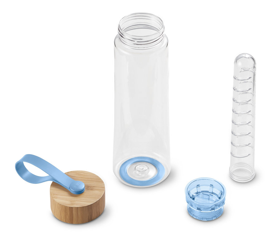 Egy kulacs aromabetéttel és tartozékai fehér háttéren.