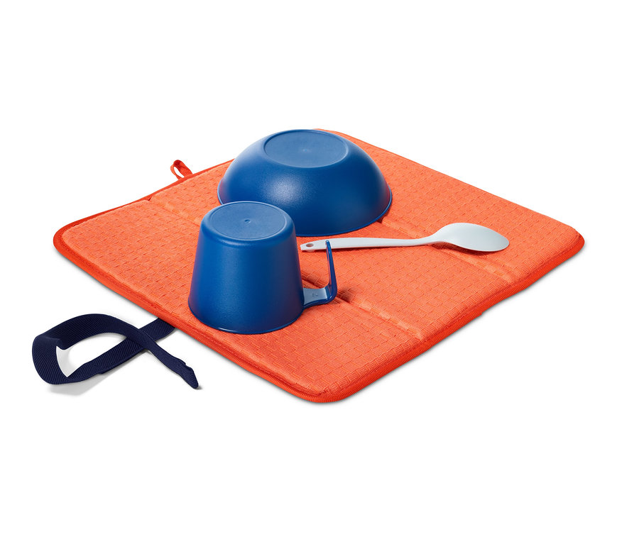 Kék tál, bögre és kanál egy narancssárga összehajtható edénycsepegtető alátéten.