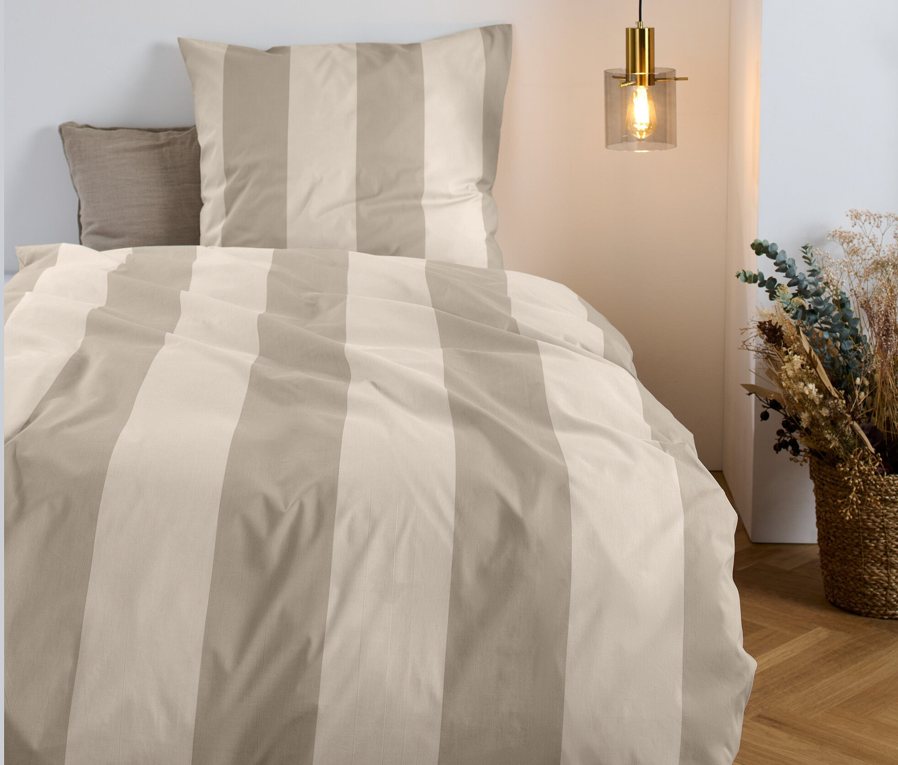 Bézs színű, csíkos, normál méretű finom flanel ágynemű egy ágyon.