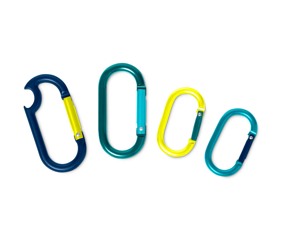 Négy különböző színű karabiner fekszik egy fehér háttéren.