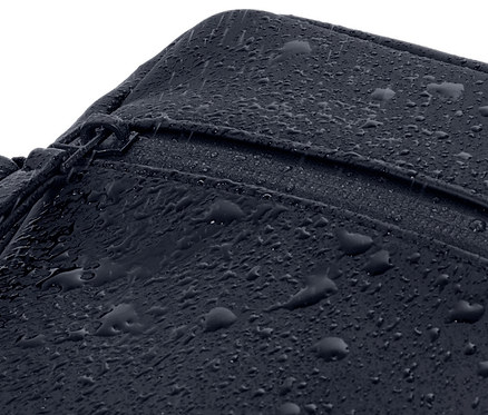 Kék, vízhatlan oldaltáska közelről, vízcseppekkel a felületén.