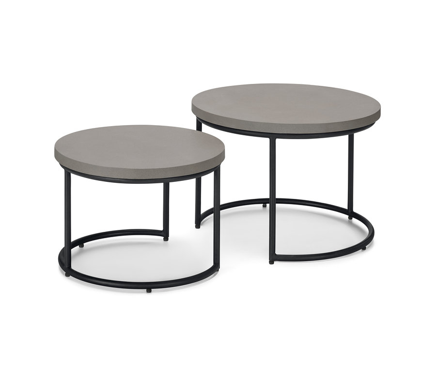Két dohányzóasztal szürke beton asztallappal és fekete fémvázzal.