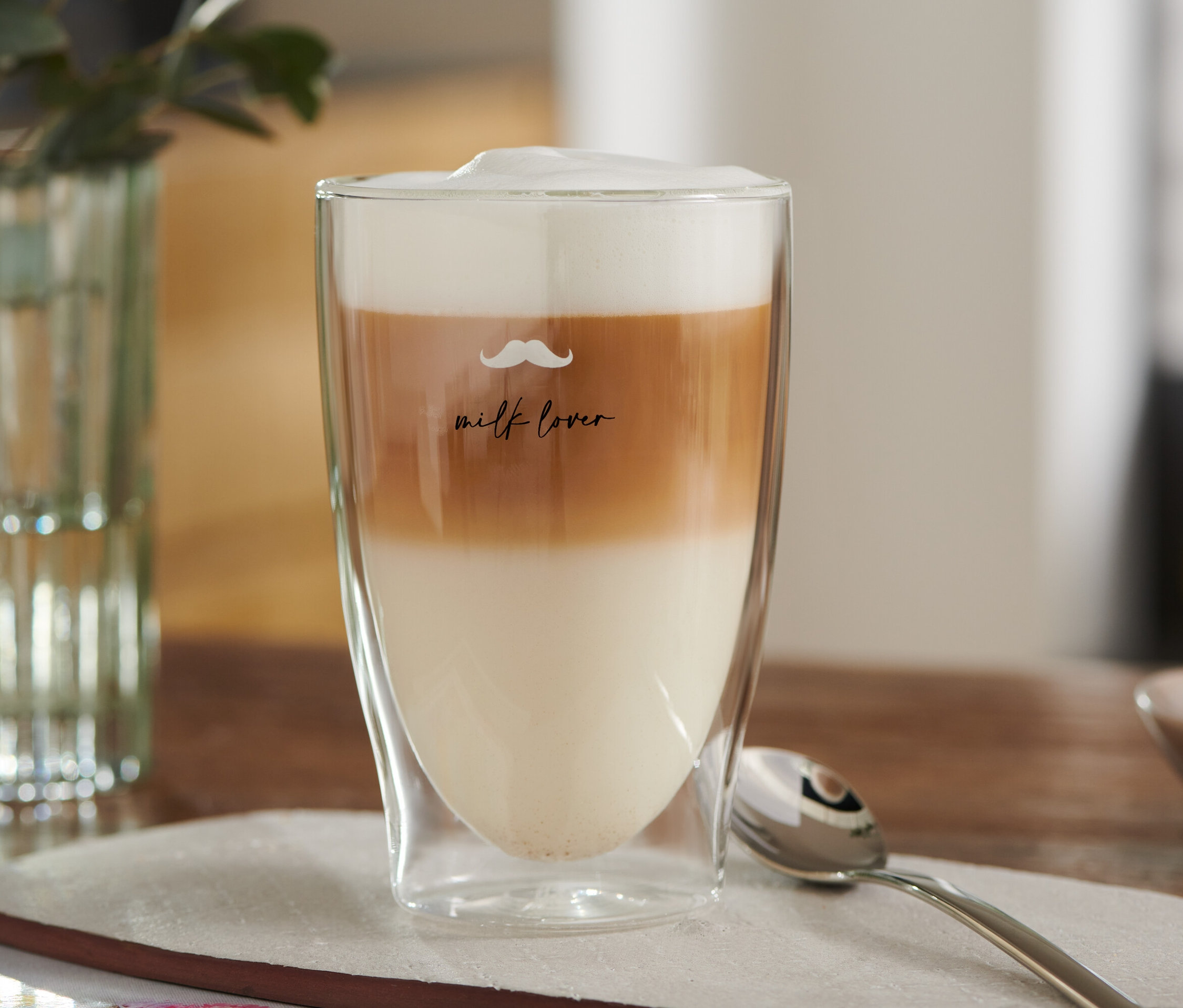 Rétegzett latte macchiato bajusz mintás pohárban.