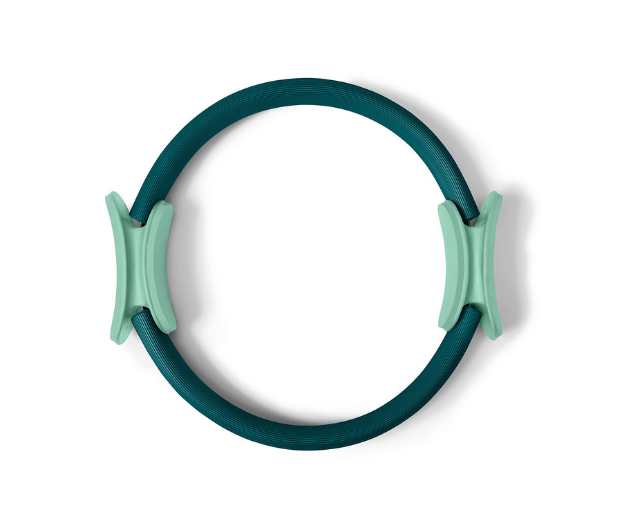 Egy zöld pilatesgyűrű világoszöld fogantyúkkal.