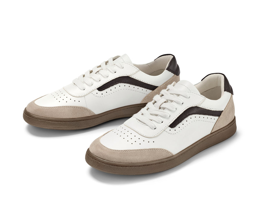 Két fehér színű, barna részletekkel ellátott bőr sneaker cipő.