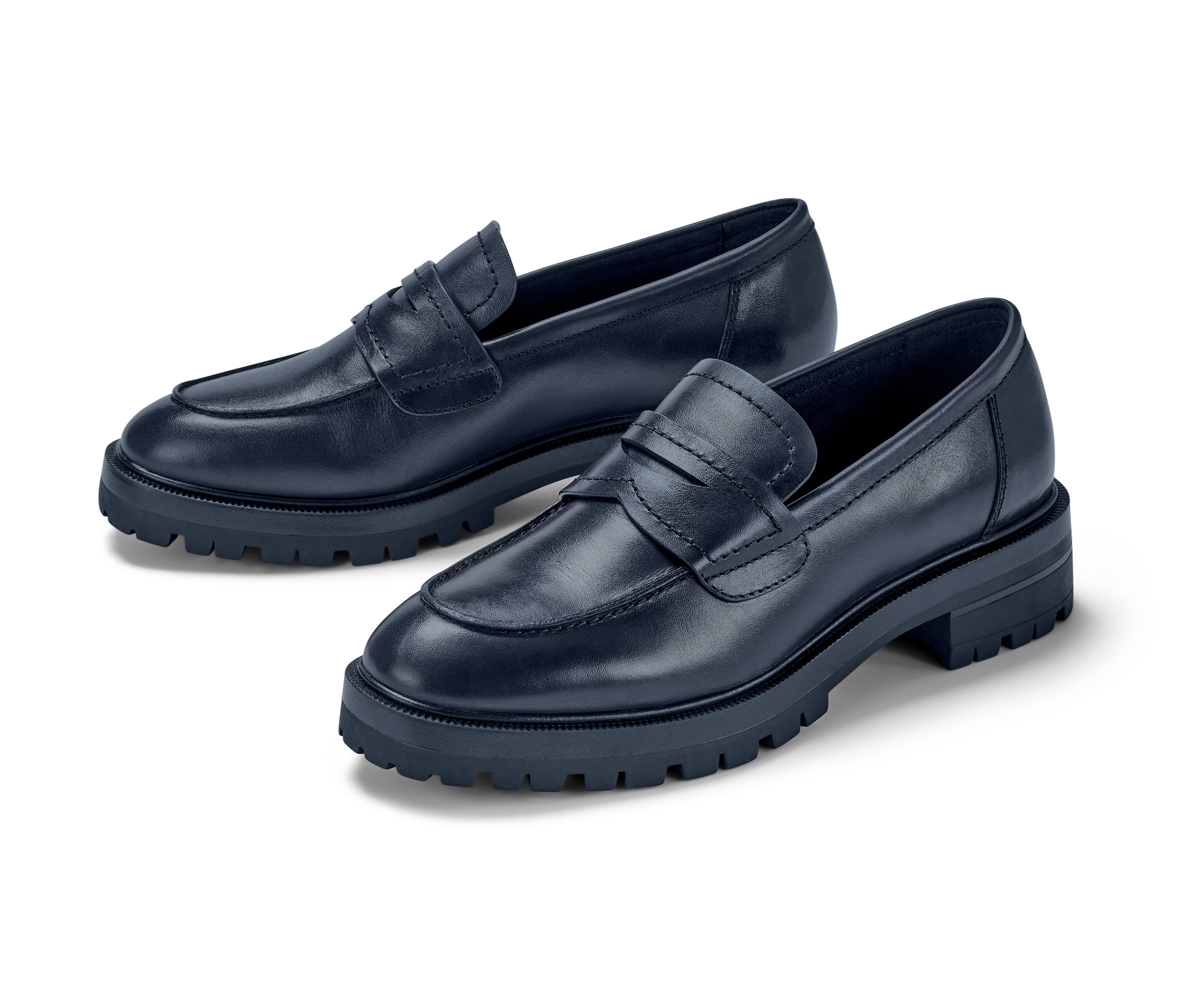 Két sötétkék női bőr mokaszin fehér háttérrel.