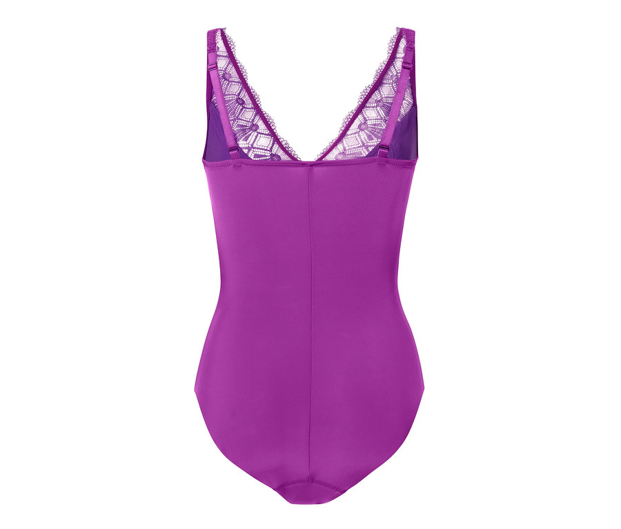 Női lila, csipkés body közelről.