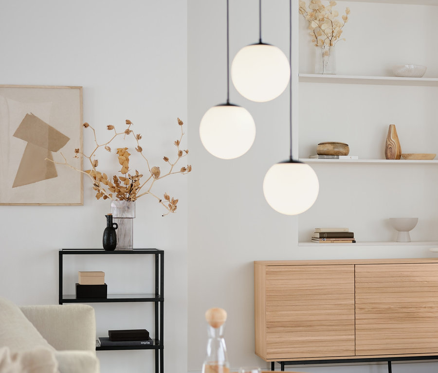 Nappali kerek dohányzóasztallal, Finnsbo szekrénnyel, 3 ajtós, lamella hatású, fekete fémpolccal, üveglapokkal és üveggömbös függőlámpával, 3 fényforrásos.