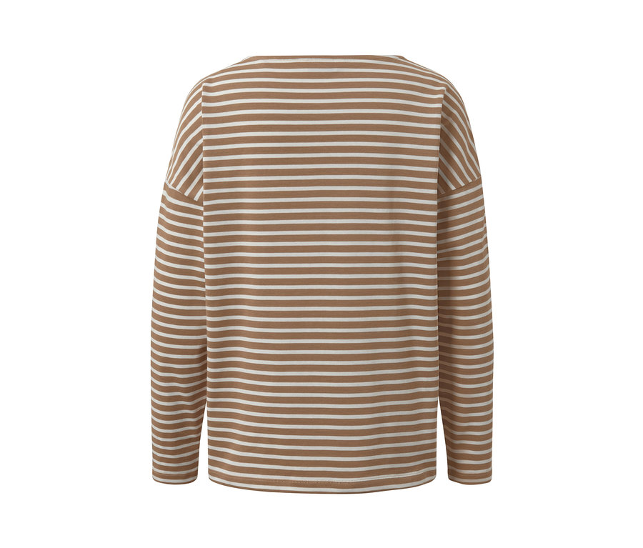 Hátulnézet egy csíkos hosszú ujjú felsőről.