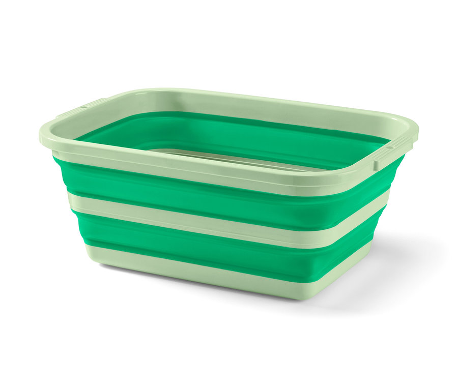 Egy zöld, összehajtható szennyestartó kosár.