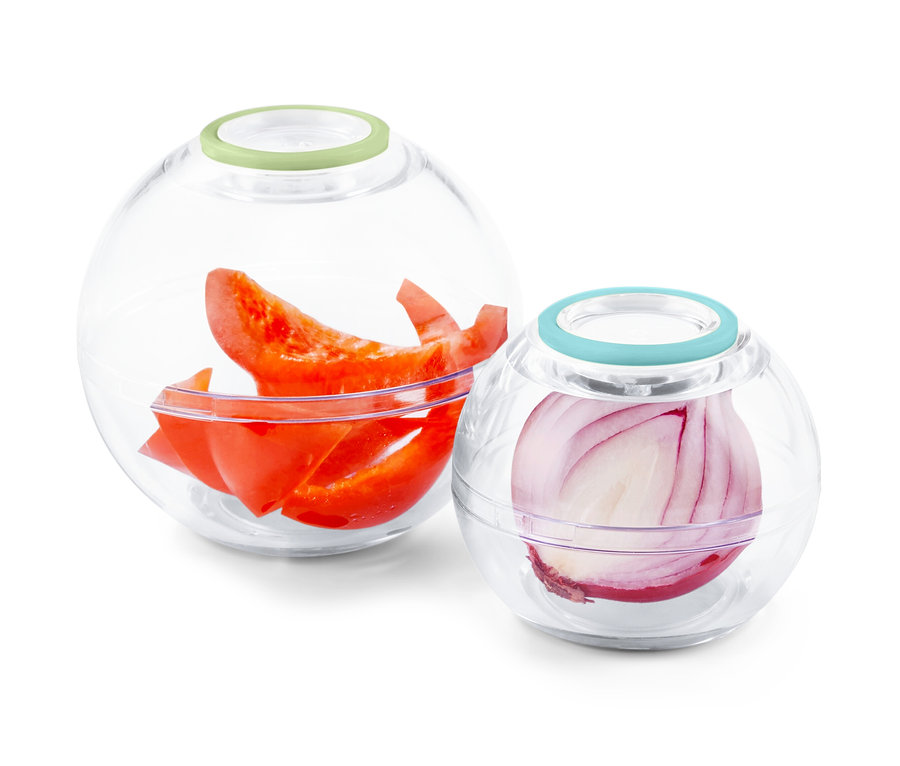 Két átlátszó frissentartó gömb, az egyikben felvágott paprika, a másikban hagyma van.