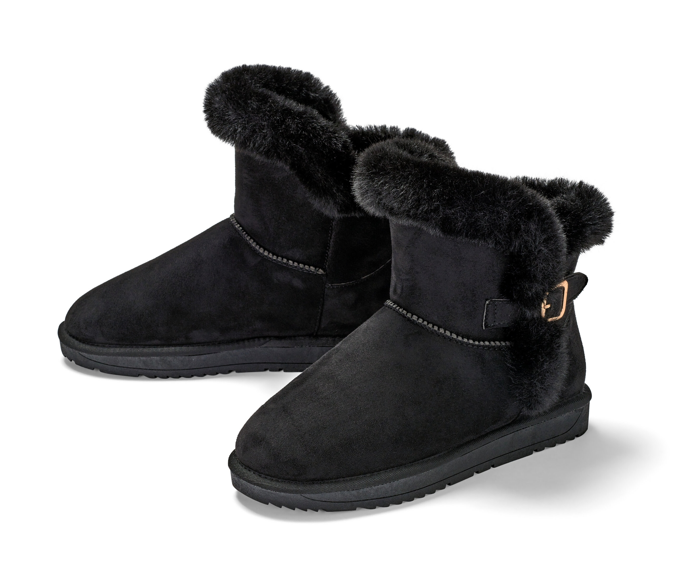 Két fekete, műszőrme bélésű női csizma.