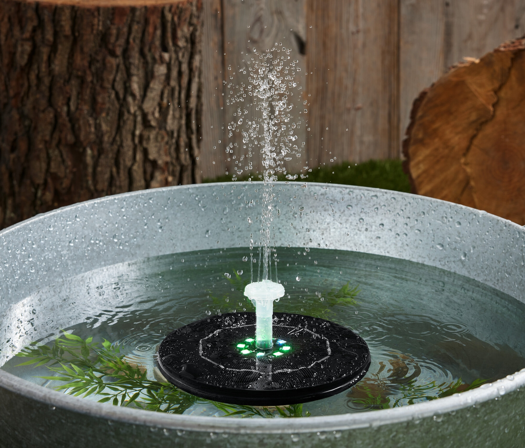 Napelemes úszó szökőkút világítással egy vízzel teli kádban.