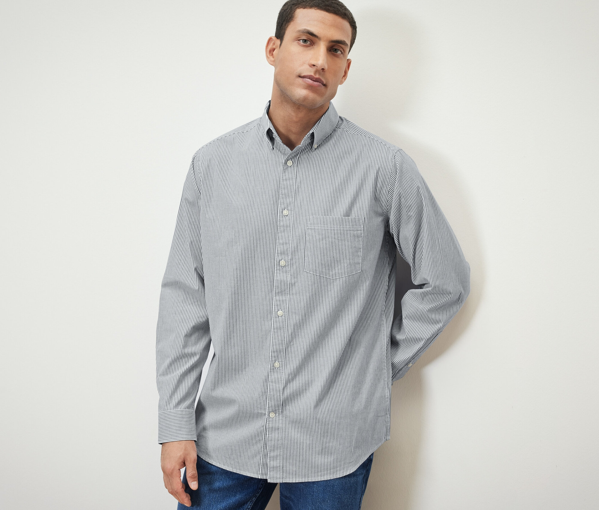 Férfi pózol ingben.