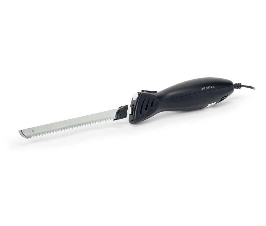 Elektromos kés fekete markolattal és ezüst színű, recés pengével, fehér háttér előtt.