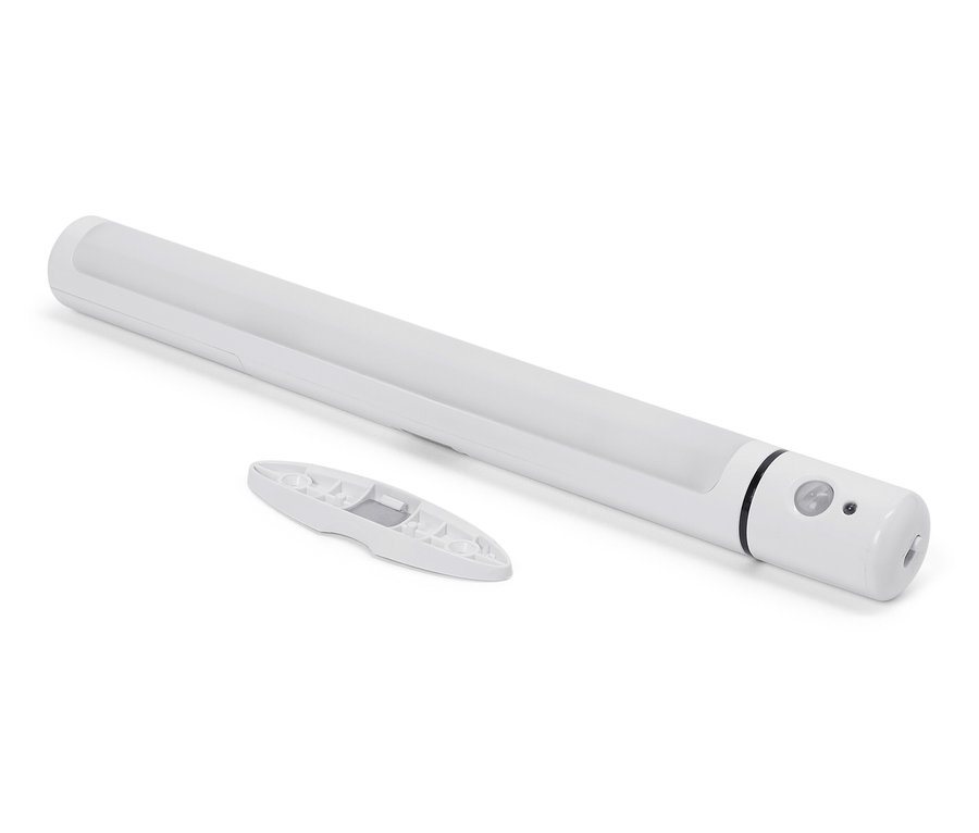 Egy fehér LED lámpa távirányítóval fehér háttéren.