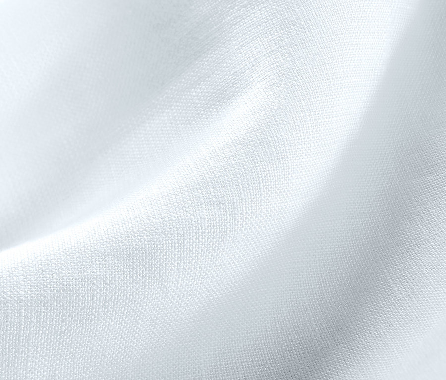 Nagy méretű, fehér lenvászon ágynemű részletgazdag felvétele.