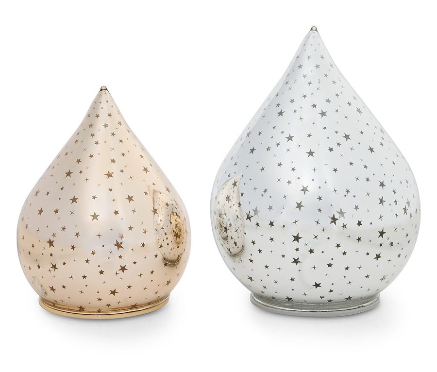 Két csepp alakú dekorációs tárgy, egy arany és egy ezüst színű, mindkettő csillagmintával.