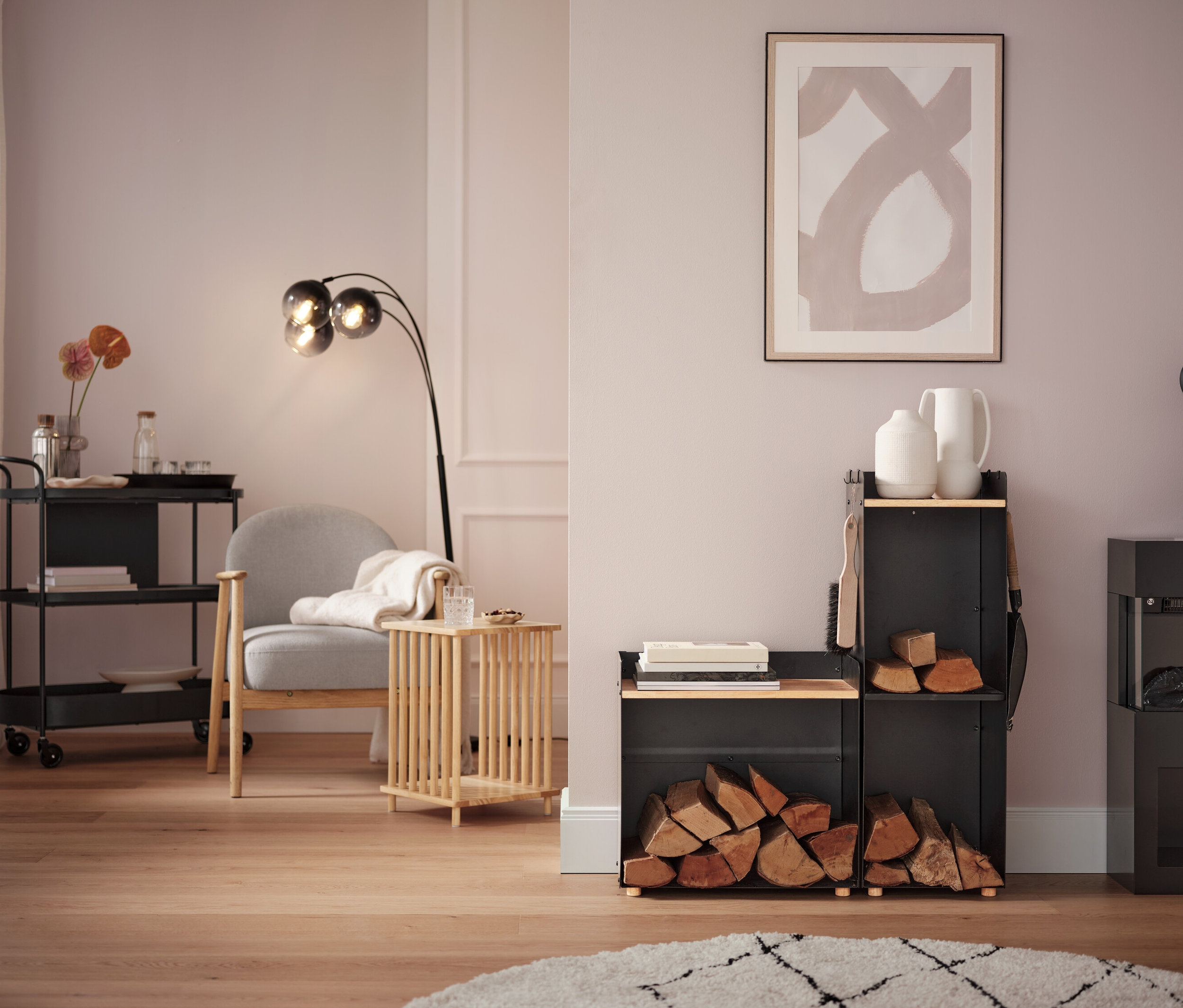 Nappali szürke fotellel, állólámpával és gurulós kocsival.