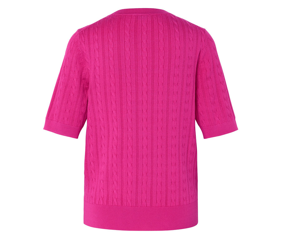 Részlet egy rózsaszín, rövid ujjú, fonott mintás pulóverről.