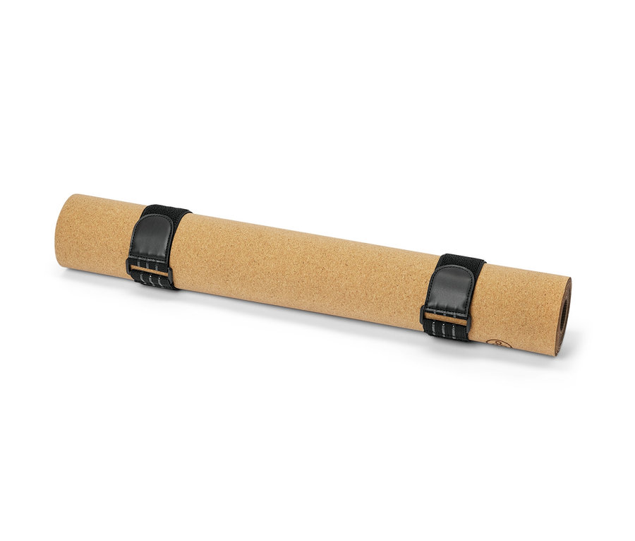 Feltekert parafadugó szőnyeg rögzítve 6 rugalmas rögzítőhevederrel.