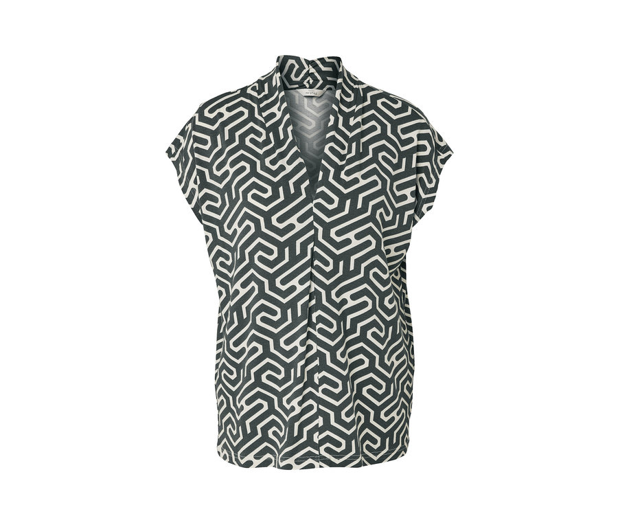 Zöld, V-nyakkivágású pólóblúz mintával.