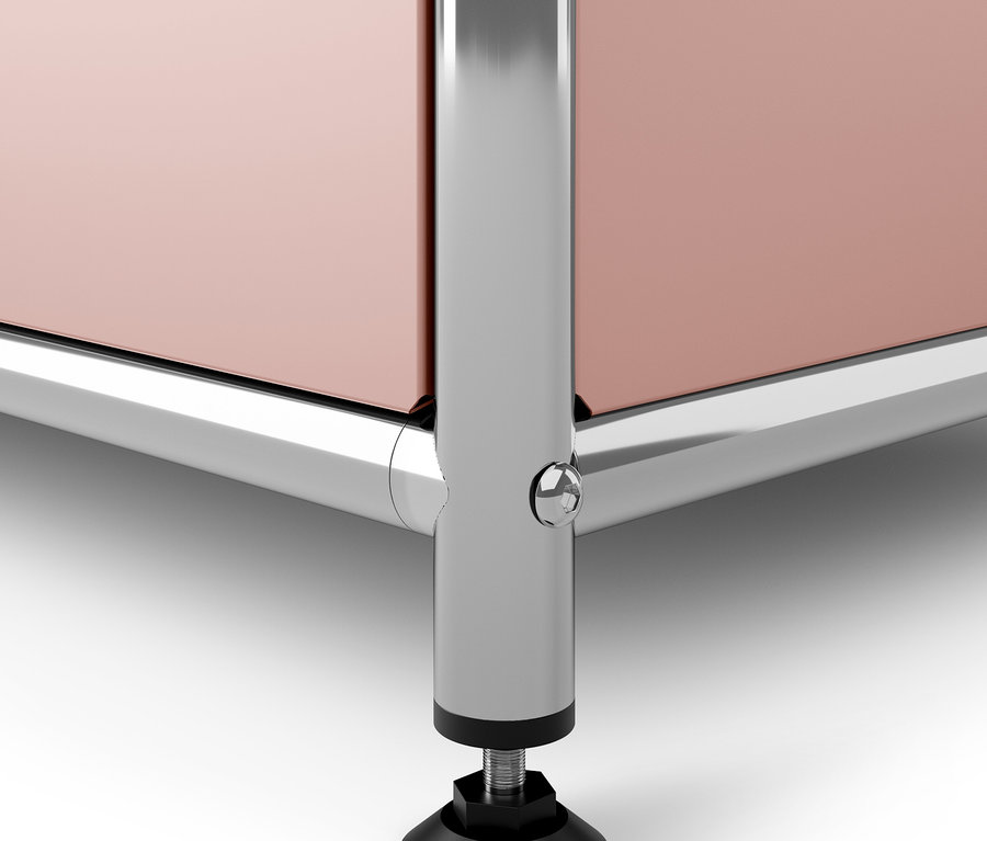 Egy bútorsarok részlete krómozott lábbal, állítható magassággal és rózsaszín panelekkel.