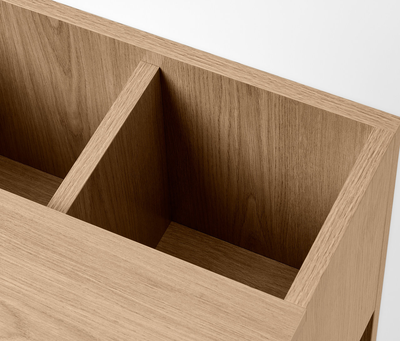 Egy fa asztal részlete, két rekesszel.